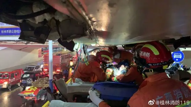 旅游大巴被"削顶"1死6伤 目击者:类似事故已不止一件