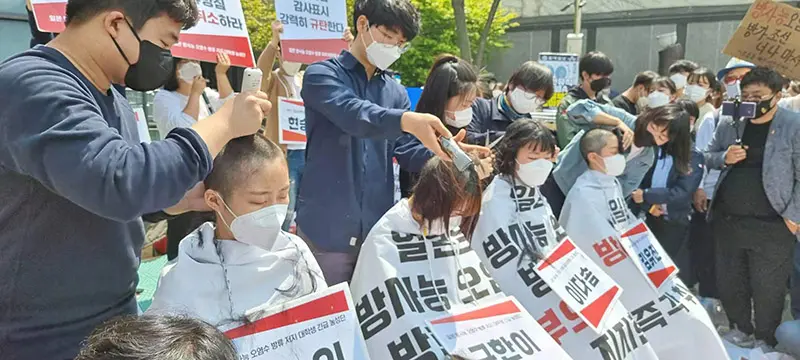 韩国学生在日本驻韩使馆门前削发，抗议日本核污染水入海决定