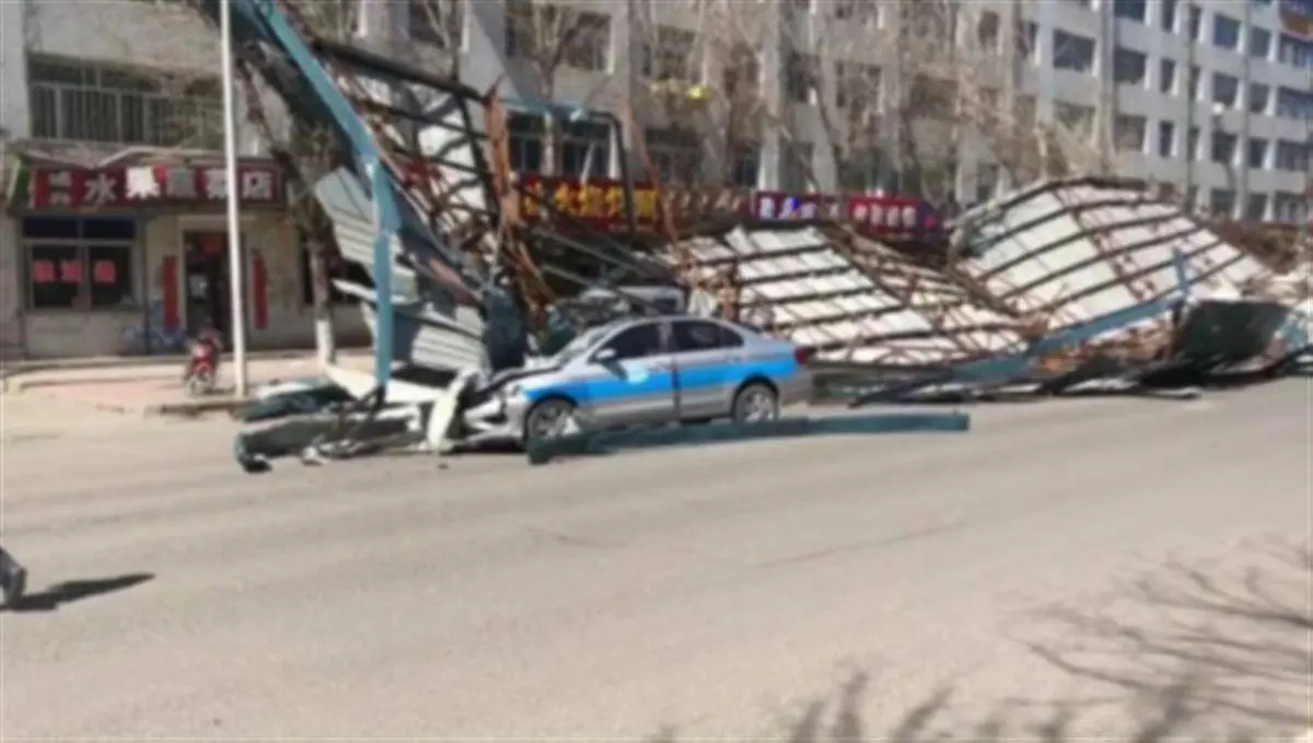 黑龙江大风刮倒一公寓楼房盖，10余车辆受损，一女子被砸身亡