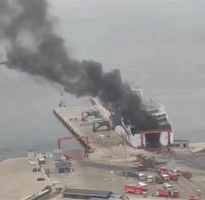 威海一轮船舱内货车冒烟返航，救援时爆燃！现场无人员伤亡