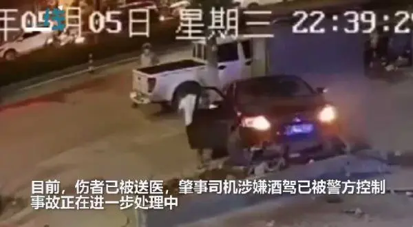 云南一司机疑酒驾冲向路边撞伤4人 其中有1名孕妇 恐怖监控曝光
