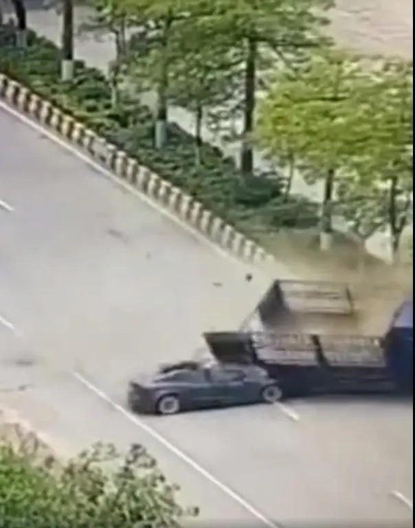 广东一辆特斯拉失控追尾货车，司机当场死亡，警方通报了