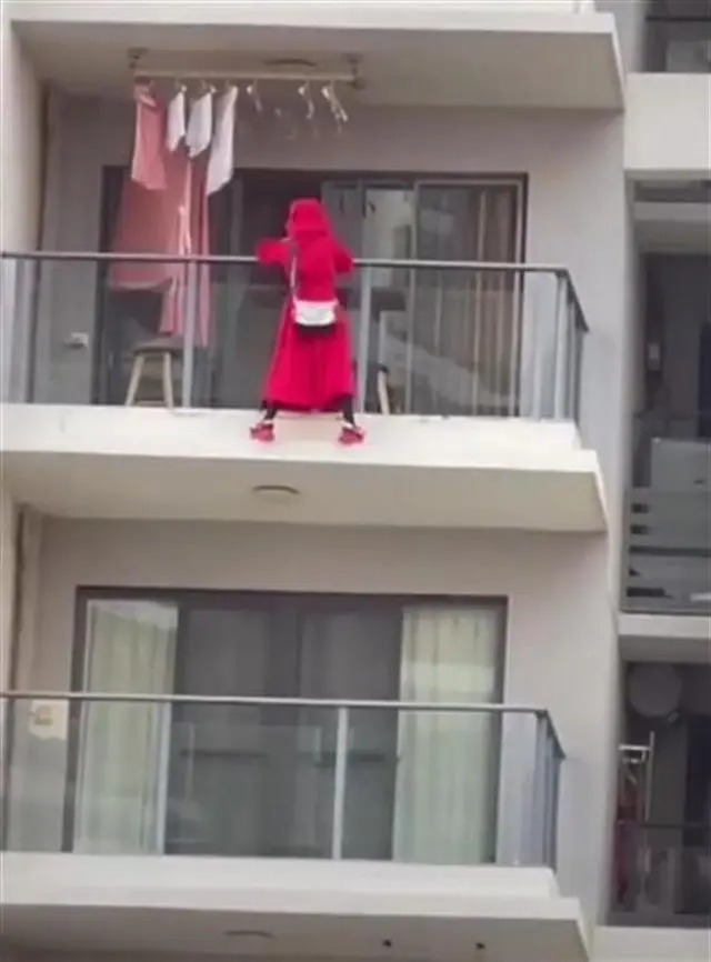 网传三亚一红衣女子站高层阳台外跳舞后坠楼，警方回应：正在核实
