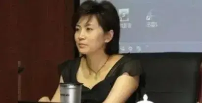 中国第一女贪官纪实：40位上司被迷倒，忘不了她的眼睛