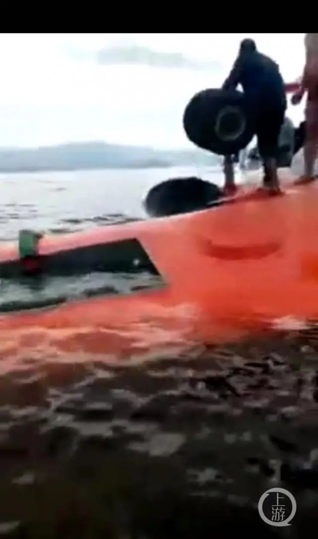 云南大理一架森林灭火直升机上午在洱海取水时失事，坠入洱海