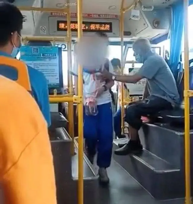 猥琐老头在公交车上猥亵女学生！警方回应