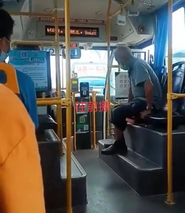 猥琐老头在公交车上猥亵女学生！警方回应