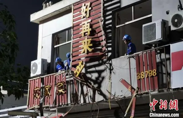 直击苏州龙卷风灾后现场：部分厂房断壁残垣 铁皮板被拧成麻花状