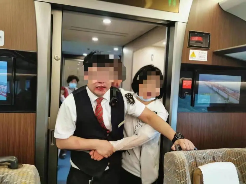 武汉铁路局回应女子殴打列车长:移交警方