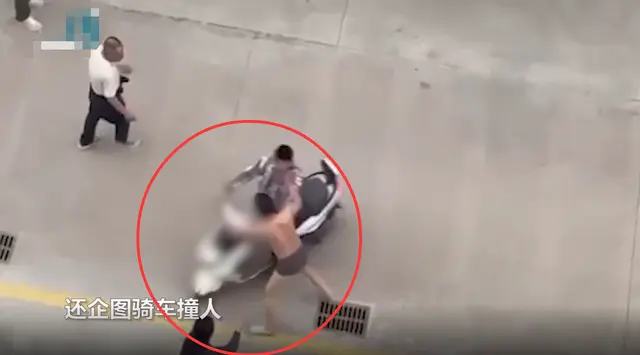 江苏一男子当街殴打母亲，多次拳打脚踢，一男子身穿内裤多次阻拦