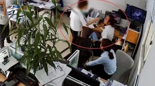 贵州4S员工上班上厕所，遭老板当众辱骂打脸，卫生费5块钱一次