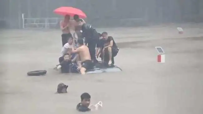 郑州暴雨外婆托举2娃在车内挣扎 11人带菜刀锤子赶到