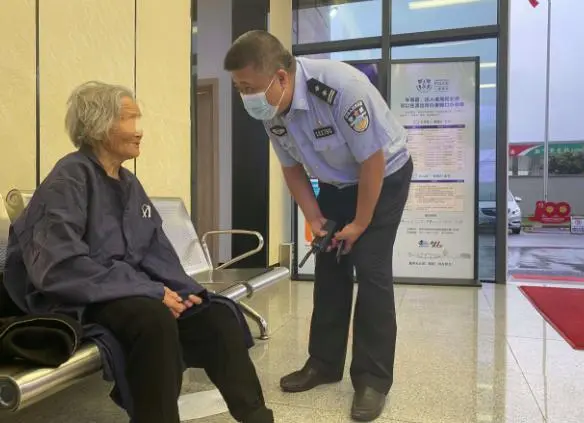 杭州1米75的女辅警，这一幕太美了！87岁走失老太握着她手不放：你真是好姑娘啊……