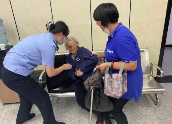 杭州1米75的女辅警，这一幕太美了！87岁走失老太握着她手不放：你真是好姑娘啊……