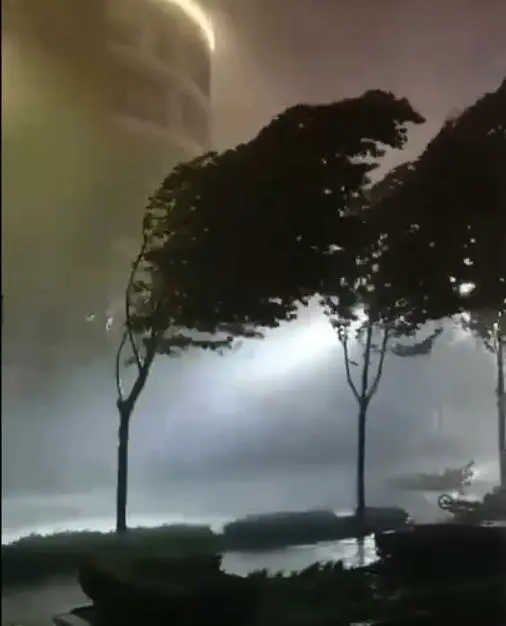 暴风雨再袭豫北：大面积停电、拔树倒屋，鹤壁王庄炸坝泄洪