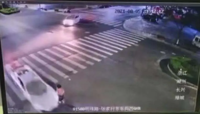 浙江一跑车斑马线前撞飞行人致其身亡 警方：肇事司机被刑拘