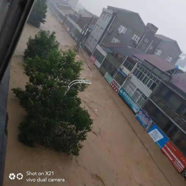 湖北随县暴雨亲历者：活了40多岁从没见过这么大的水，朋友被洪水冲走遇难