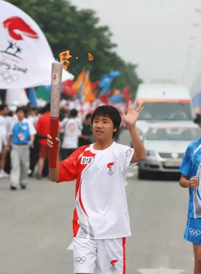 冒死救7人，成为奥运火炬手，汶川地震中小英雄，迎来牢狱之灾！