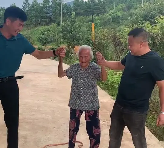 全县“最大网红”！这位102岁的奶奶，火了！