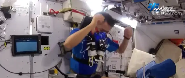 航天员在空间站打乒乓球！评论亮了