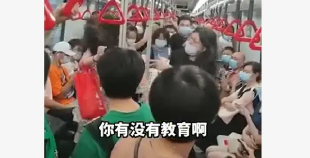 上海地铁两女子上演“全武行”，扇巴掌薅头发互相厮打：你先放手