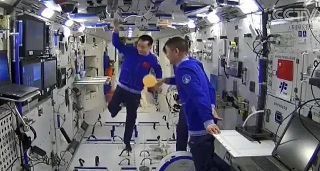航天员在空间站打乒乓球！评论亮了