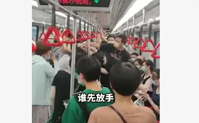 上海地铁两女子上演“全武行”，扇巴掌薅头发互相厮打：你先放手