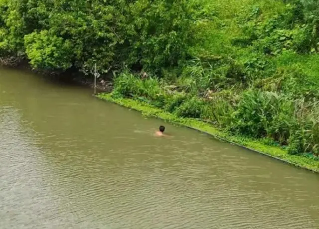 太尴尬！男子下河摸鱼泳裤掉了，一直赖在水里两小时后…