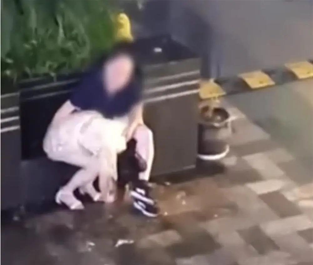 浙江女子疑醉倒街头遭老人猥亵，附近酒吧：一开始以为是其家人