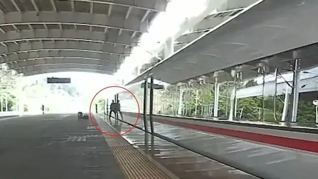 男子坐火车下错站，竟用腿卡车厢门