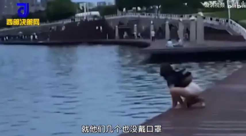 两外国人向湖中吐口水扔鞋，律师称涉嫌违法，郑州正在寻人