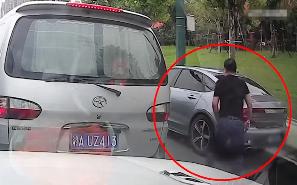 湖南一男子因行车发生纠纷，连追2个红绿灯，持棒猛砸前车车窗