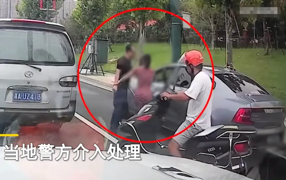 湖南一男子因行车发生纠纷，连追2个红绿灯，持棒猛砸前车车窗