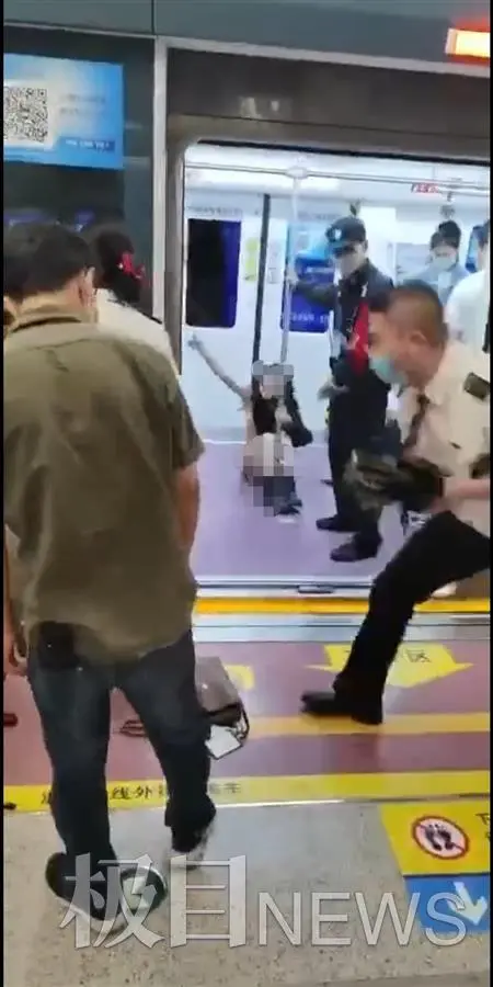 西安地铁称女乘客与人发生冲突被带离车厢，目击者：保安以为女乘客在打老人，将其拉扯下车