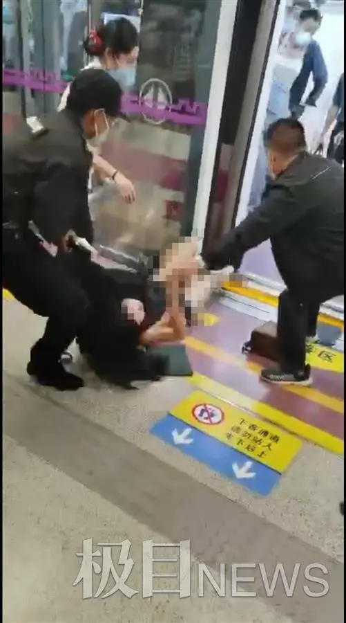 西安地铁称女乘客与人发生冲突被带离车厢，目击者：保安以为女乘客在打老人，将其拉扯下车