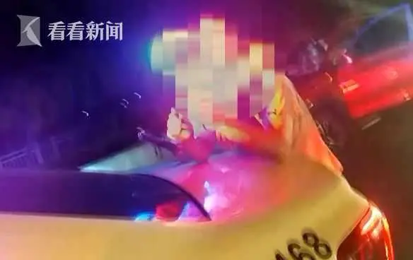 男子酒驾疯狂逃逸 车内妻儿劝说喊破嗓：快停车