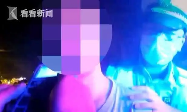 男子酒驾疯狂逃逸 车内妻儿劝说喊破嗓：快停车