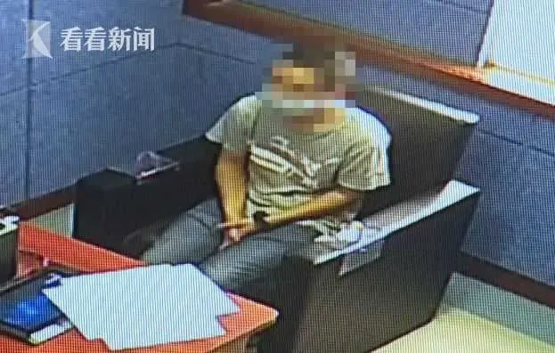 男子酒驾疯狂逃逸 车内妻儿劝说喊破嗓：快停车