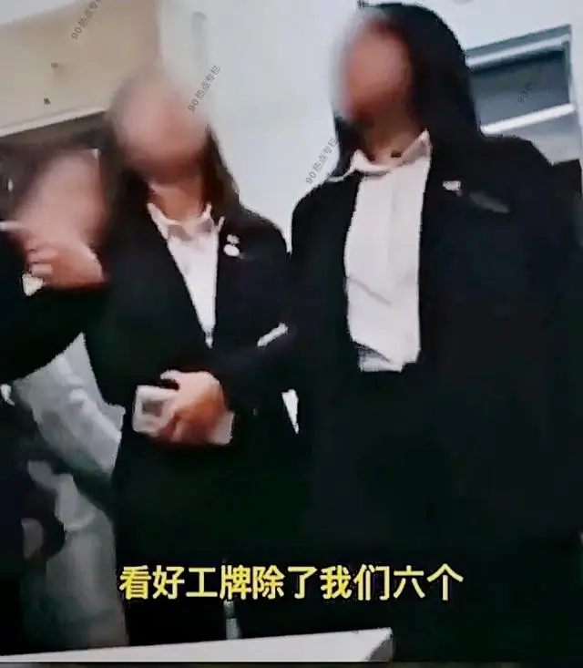 高校学生会干部穿黑西装查寝，言行嚣张与古惑仔无二