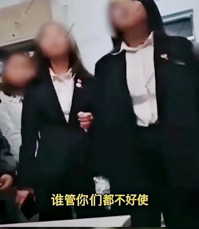 高校学生会干部穿黑西装查寝，言行嚣张与古惑仔无二