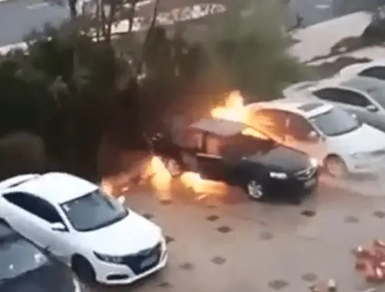 太揪心！轿车突然起火，车内两幼儿遇难 父亲怎么都打不开门…