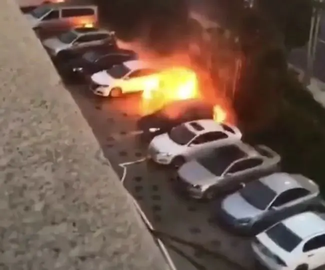 太揪心！轿车突然起火，车内两幼儿遇难 父亲怎么都打不开门…