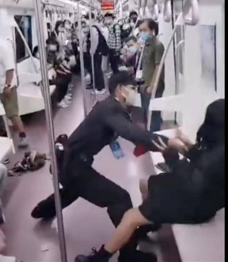 西安“地铁保安拖拽女乘客事件”，还有一些疑问