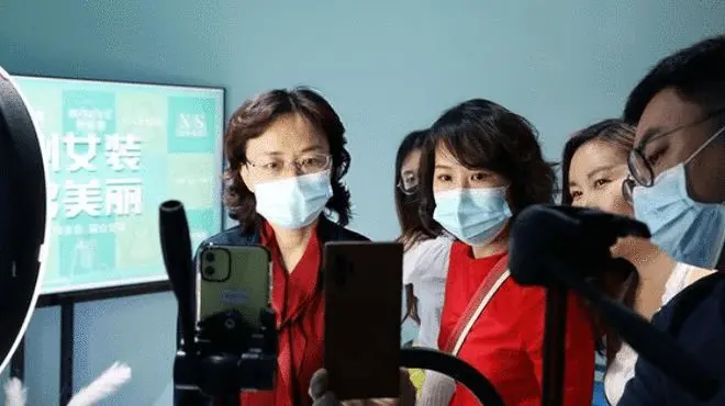 郑州疫情问责9人！曾穿防护服赴病区的女副市长被免