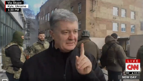 乌前总统波罗申科持枪走上基辅街头 叱咤普京