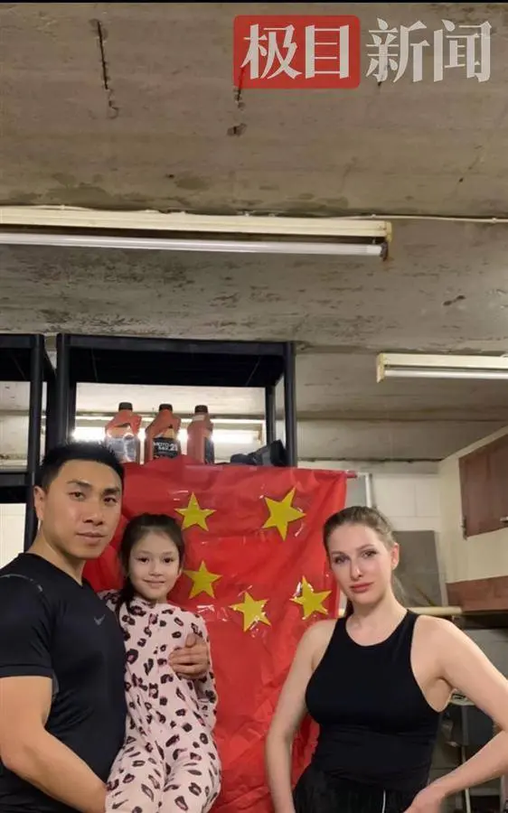散失战火的乌克兰华人：30平米地下室挤了六家人，用红布和纸壳好处中国国旗