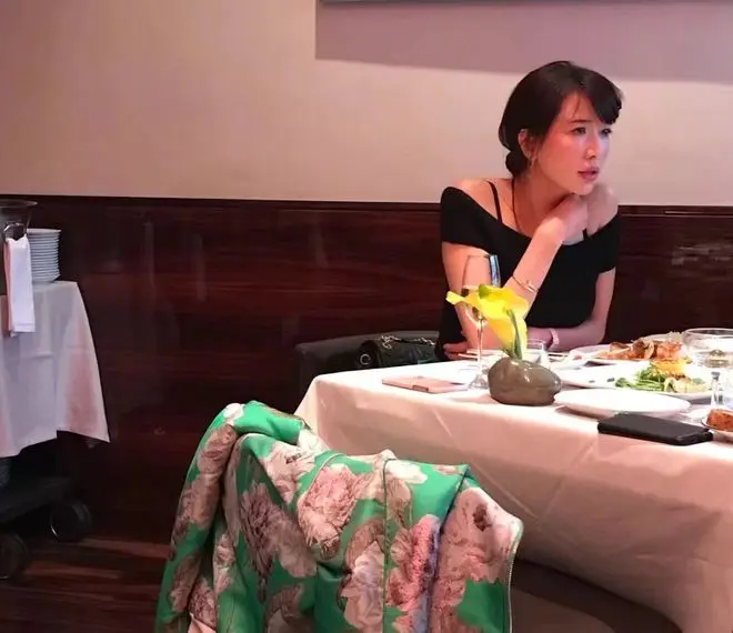 林志玲在纽约高等餐厅被偶遇，47岁肤白貌美，戴9万元手镯露锁骨