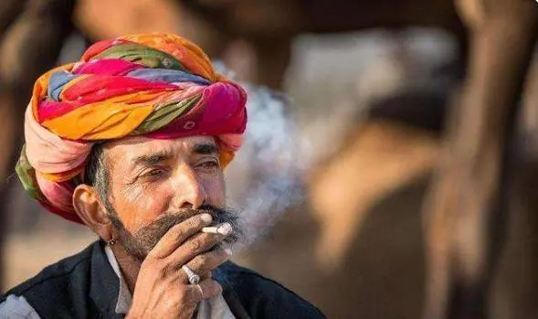 在印度买烟，当地人都是按根售卖，中国旅客按盒购买被“吓到”