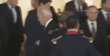 韩国总统尹锡悦被美国总统拜登“无对视”握手，韩网民：感到辱没