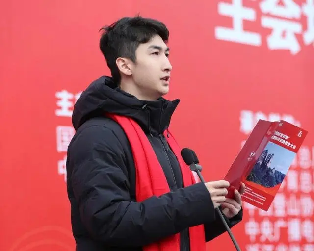 武大靖被吓坏了，表达不满！获奖海报如同遗照，网友打开吓一跳